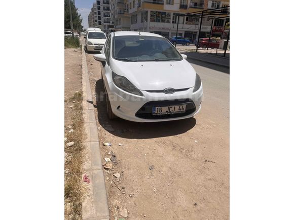 Memurdan değişensiz,   temiz Fiesta 