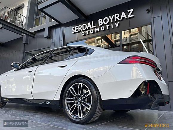 SERDAL BOYRAZ OTOMOTİV'DEN 5.20I M-SPORT HATASIZ 44000KM.