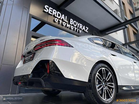 SERDAL BOYRAZ OTOMOTİV'DEN 5.20I M-SPORT HATASIZ 44000KM.