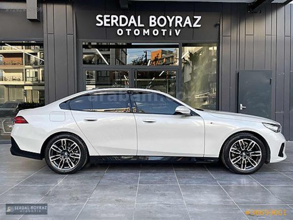 SERDAL BOYRAZ OTOMOTİV'DEN 5.20I M-SPORT HATASIZ 44000KM.
