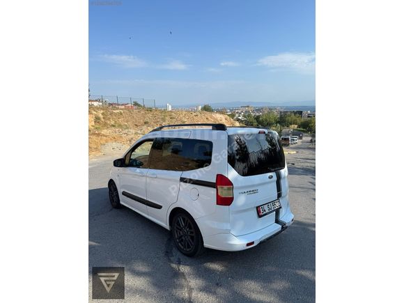 2017 Model Ford Tourneo Courier Blackline | 185.000 km | Manuel
