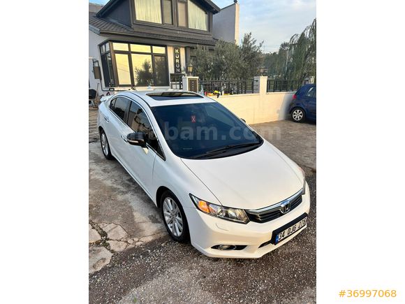 2.SAHİBİNDEN HONDA CİVİC 2012 1.6 i-VTEC 40. YIL ECO ELEGANCE OTOMATİK • SUNROOF • LPG 