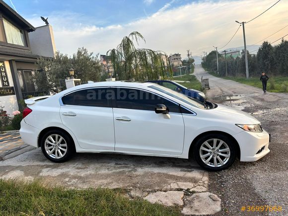 2.SAHİBİNDEN HONDA CİVİC 2012 1.6 i-VTEC 40. YIL ECO ELEGANCE OTOMATİK • SUNROOF • LPG 