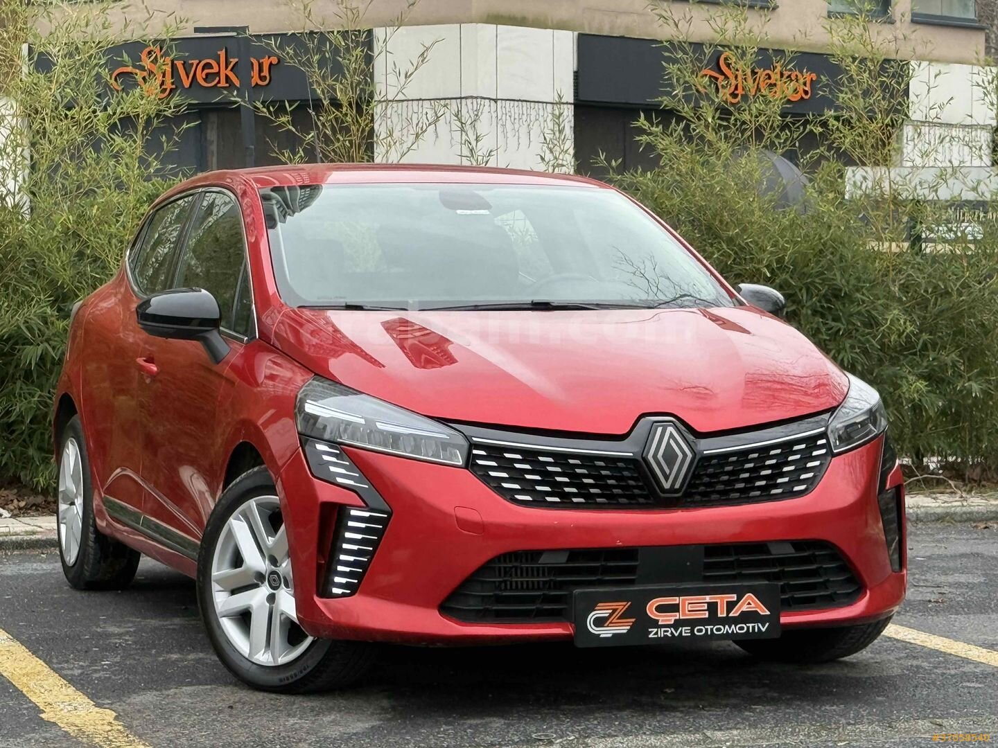 Galeriden Renault Clio 1.0 TCe Evolution 2023 Model İstanbul 52.000 km Kırmızı 3