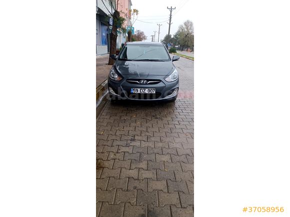 Sahibinden Hyundai Accent Blue 1.4 CVVT Mode Plus 2012 Model  145.000 km Gri (titanyum)