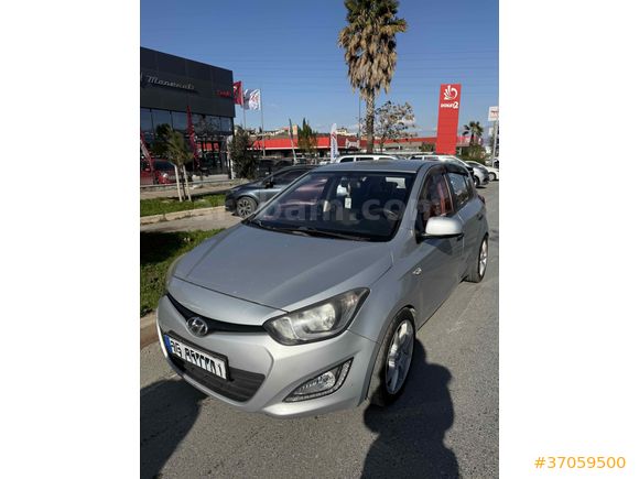 Sahibinden Hyundai i20 1.4 CRDi Jump 2013 Model  195.000 km Gri (Gümüş)