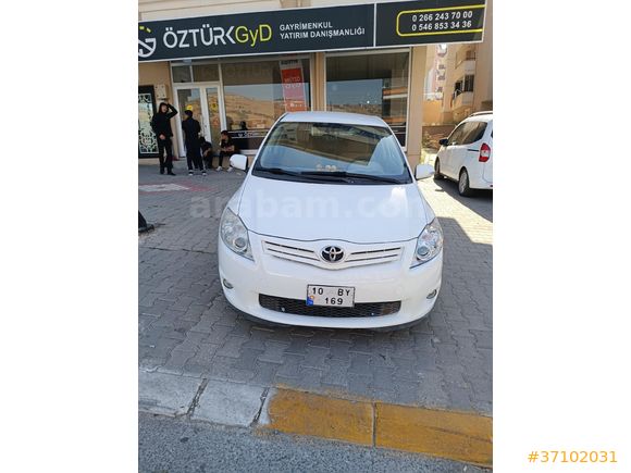 Sahibinden Toyota Auris 1.4 D-4D Comfort Extra 2012 Model  124.000 km Beyaz