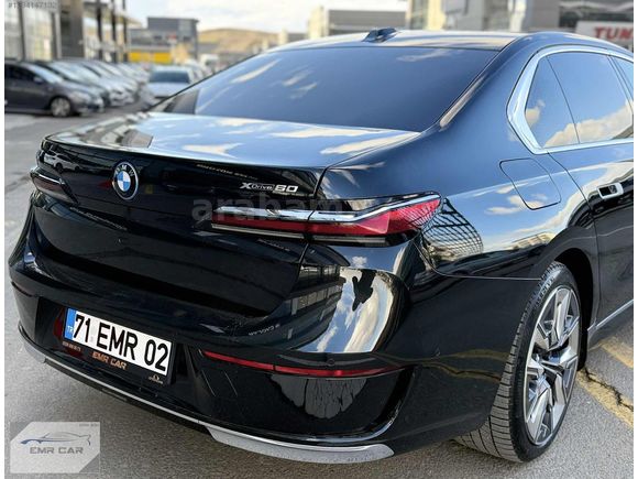 İ7-BAYİ ÇIKIŞLI-X DRİVE M EXCELLENCE-AİR-E SİM-ARKA EKRAN