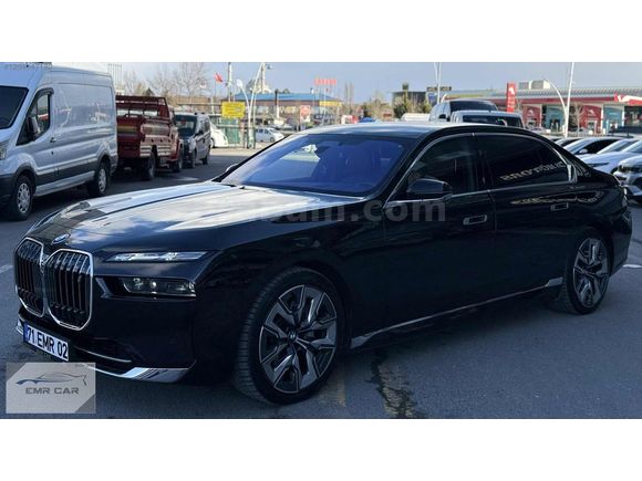 İ7-BAYİ ÇIKIŞLI-X DRİVE M EXCELLENCE-AİR-E SİM-ARKA EKRAN