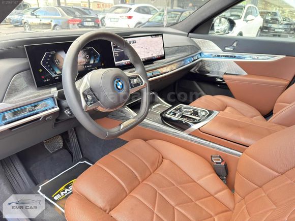 İ7-BAYİ ÇIKIŞLI-X DRİVE M EXCELLENCE-AİR-E SİM-ARKA EKRAN