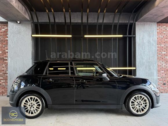 2025 MINI COOPER 1.5 FAVOURED HATASIZ TRAMERSİZ KARTA 12 TAKSİT