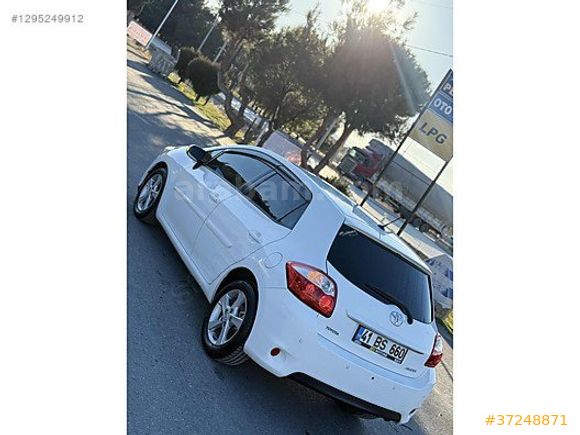 TOYOTA AURIS 1.4 D-4D MANUEL