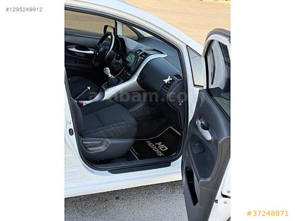 TOYOTA AURIS 1.4 D-4D MANUEL
