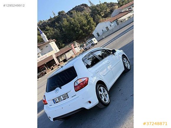 TOYOTA AURIS 1.4 D-4D MANUEL