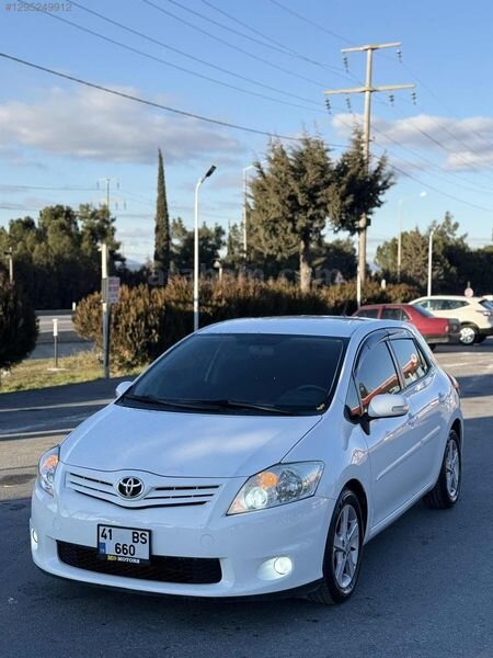 TOYOTA AURIS 1.4 D-4D MANUEL