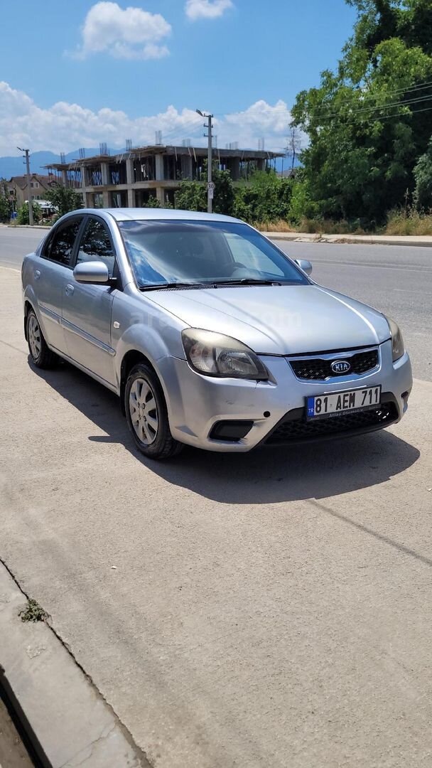 Sahibinden Kia Rio 1.4 EX Comfort 2010 Model Düzce 196.000 km Gri (Gümüş) 3