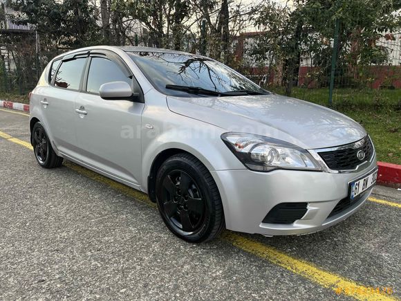 YÜRÜYEN SORUNSUZ KIA CEED 2011