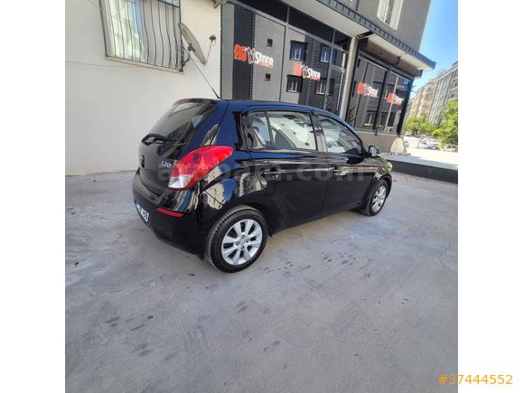 Sahibinden Hyundai i20 1.4 CVVT Sense 2013 Model  155.000 km Siyah