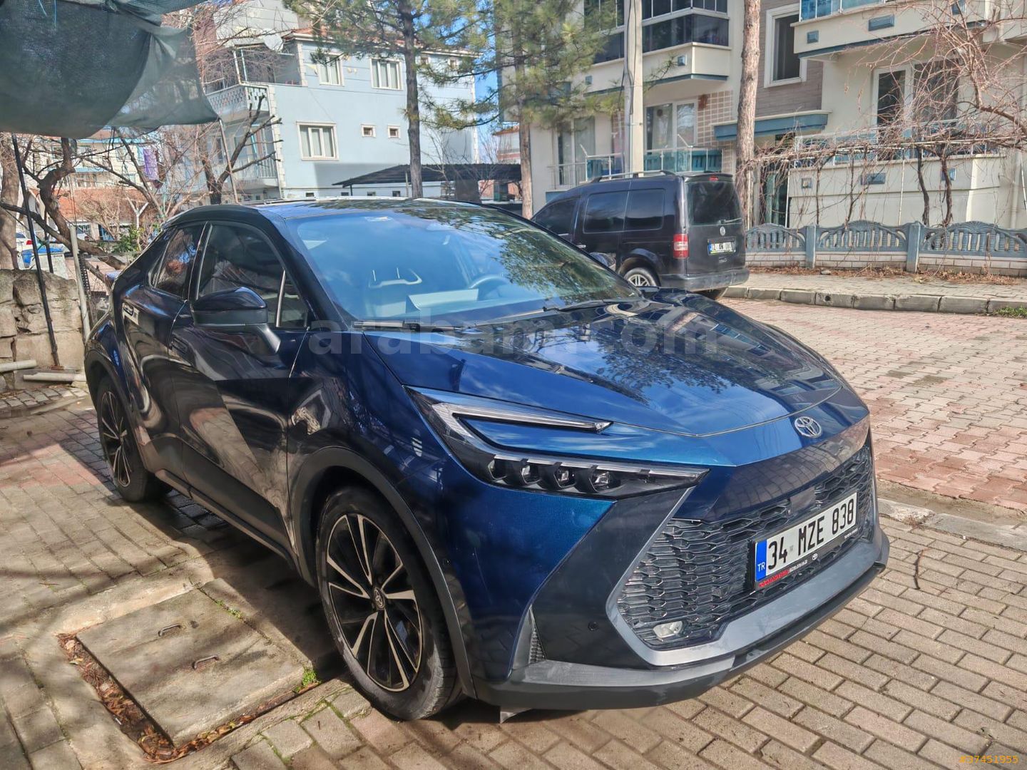 TOYOTA C-HR 1.8 HYBRİD PASSİON X-SPORT 2025 MODEL AFYONKARAHİSAR 10.800 KM MAVİ (METALİK)