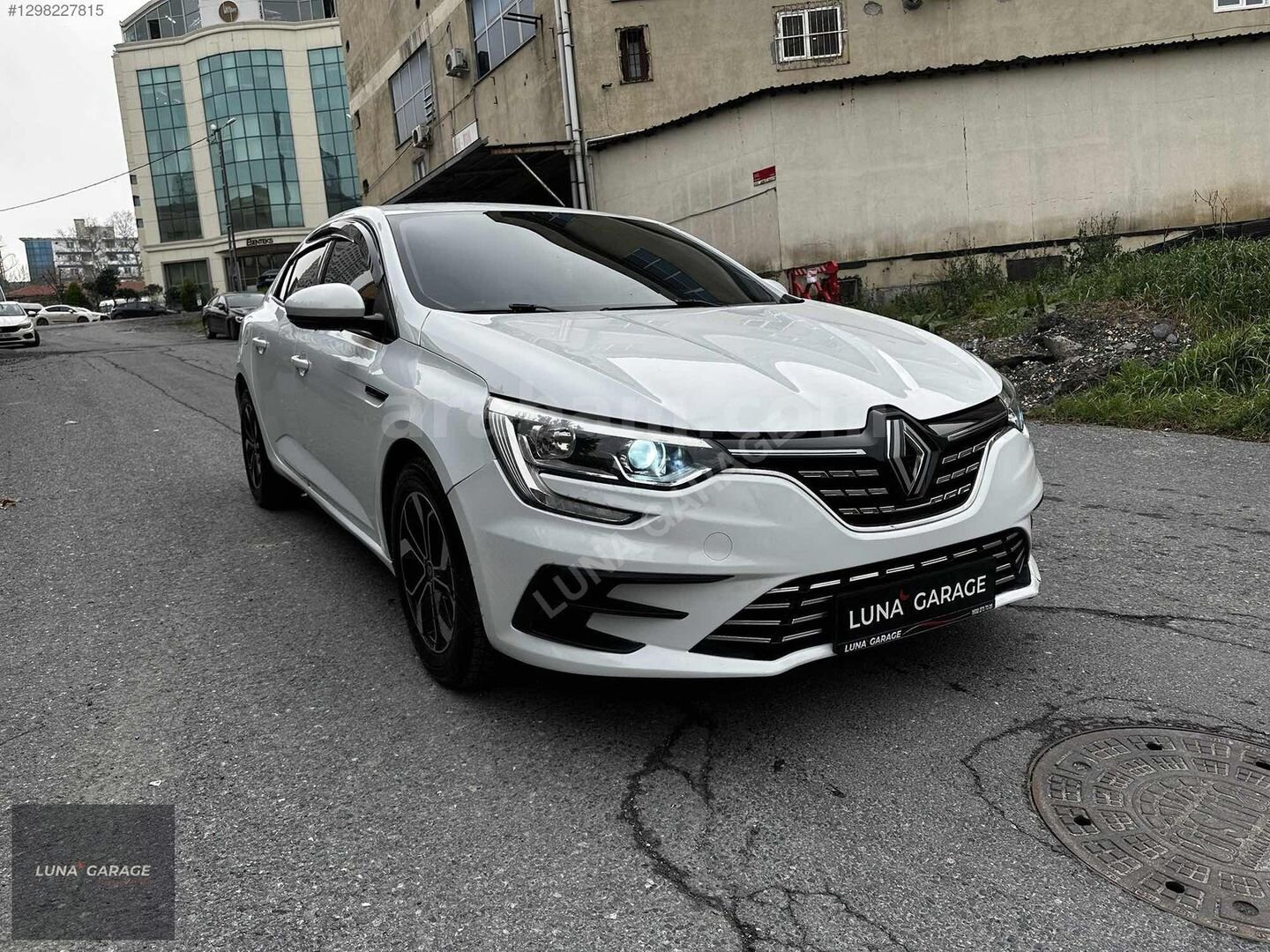 Galeriden Renault Megane 1.3 TCe Joy 2021 Model İstanbul 140.000 km Beyaz 2