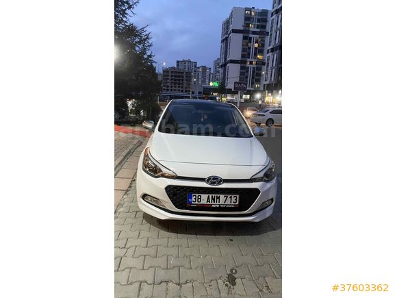 Sahibinden Hyundai i20 1.4 CRDi Style 2015 Model   PANORAMİK CAM TAVANLI