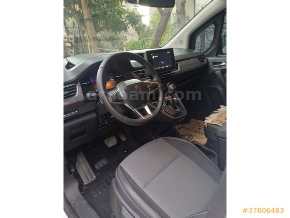 Sahibinden Renault Kangoo Multix 1.3 TCe Iconic 2024 Model