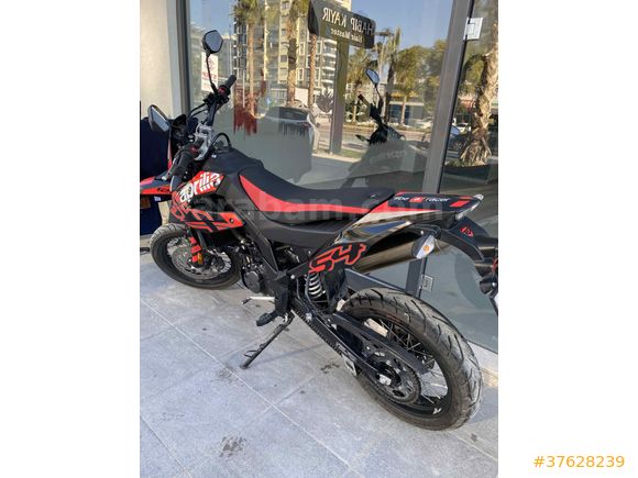2024 çıkışlı az yakan cok kacan cinsten super moto