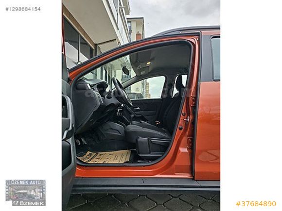 ÖZEMEK AUTO-2023-DAHA 35BİNDE-BOYA HATA YOK-EXPRESSION-MULTIMEDI