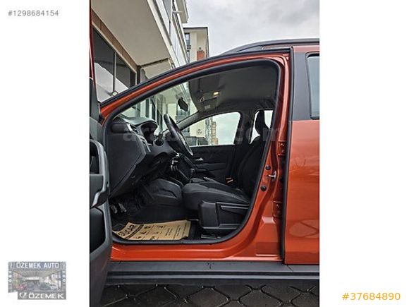 ÖZEMEK AUTO-2023-DAHA 35BİNDE-BOYA HATA YOK-EXPRESSION-MULTIMEDI