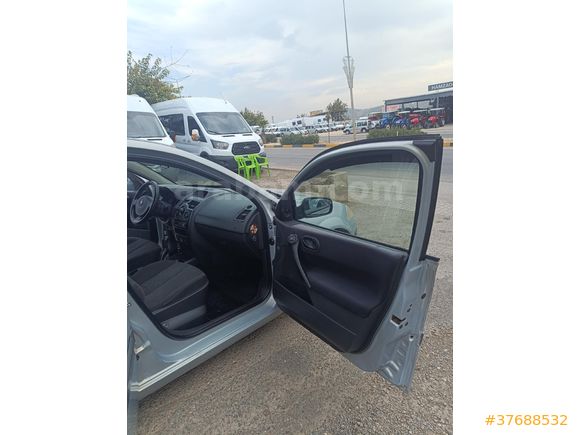CAN 2 OTOMOTİVDEN 2004 MODEL MEGANE 1.6 16 VAYF KLİMA CAM GİBİ