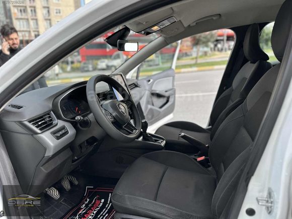 DERE MOTORS'DAN 2021 MODEL RENAULT CLIO TESLA EKRAN DEĞİŞENSİZ