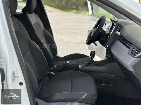 DERE MOTORS'DAN 2021 MODEL RENAULT CLIO TESLA EKRAN DEĞİŞENSİZ