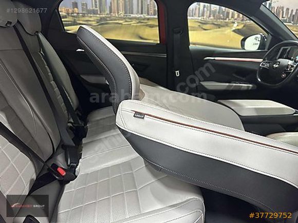 2024-RENAULT-MEGANE-E-TECH-İCONİC-KIRMIZI-SİYAH-LANSMAN RENK