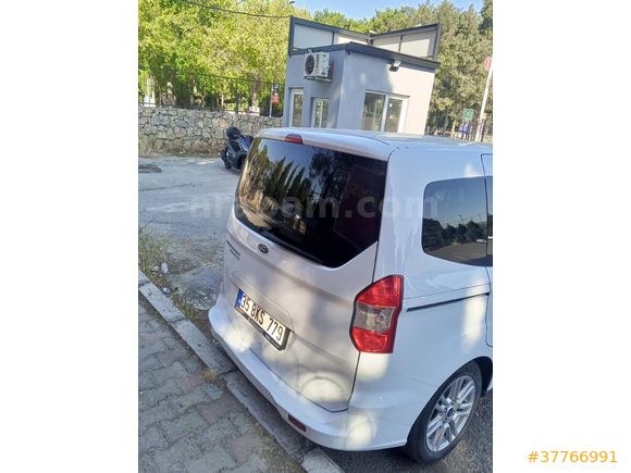 Sahibinden Ford Tourneo Courier 1.0 EcoBoost Titanium 2023 Model