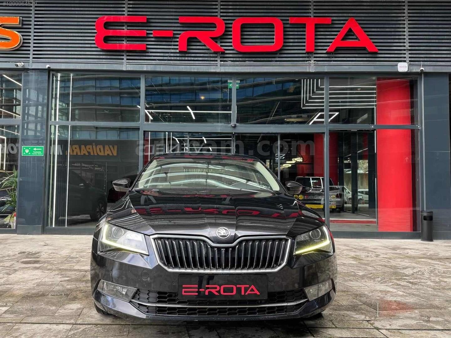 Galeriden Skoda SuperB 1.6 TDI Style 2017 Model İstanbul 190.000 km Siyah 4
