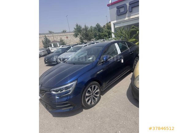 Sahibinden Renault Megane 1.3 TCe Icon 2025 Model  10.000 Km’de  Mavi (metalik)
