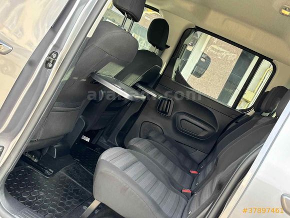 OTOMATİK VİTES 2024 ÇIKIŞLI 18 BİNDE HATASIZ!!
 OPEL COMBO LİFE 1.5 CDTI EDİTİON