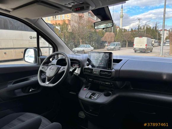 OTOMATİK VİTES 2024 ÇIKIŞLI 18 BİNDE HATASIZ!!
 OPEL COMBO LİFE 1.5 CDTI EDİTİON