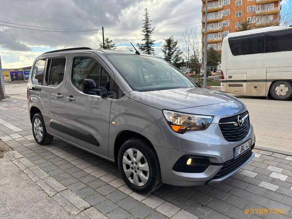 OTOMATİK VİTES 2024 ÇIKIŞLI 18 BİNDE HATASIZ!!
 OPEL COMBO LİFE 1.5 CDTI EDİTİON