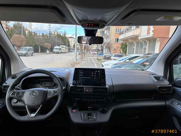 OTOMATİK VİTES 2024 ÇIKIŞLI 18 BİNDE HATASIZ!!
 OPEL COMBO LİFE 1.5 CDTI EDİTİON