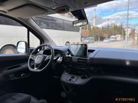 OTOMATİK VİTES 2024 ÇIKIŞLI 18 BİNDE HATASIZ!!
 OPEL COMBO LİFE 1.5 CDTI EDİTİON