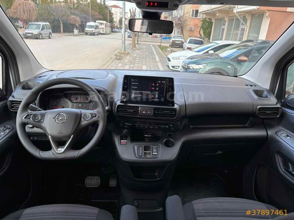 OTOMATİK VİTES 2024 ÇIKIŞLI 18 BİNDE HATASIZ!!
 OPEL COMBO LİFE 1.5 CDTI EDİTİON