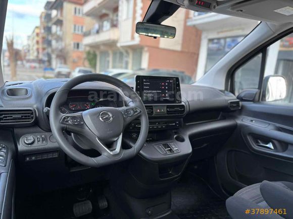 OTOMATİK VİTES 2024 ÇIKIŞLI 18 BİNDE HATASIZ!!
 OPEL COMBO LİFE 1.5 CDTI EDİTİON