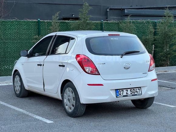 Sahibinden Hyundai i20 1.4 CRDi Jump 2013 Model  300.000 km Beyaz