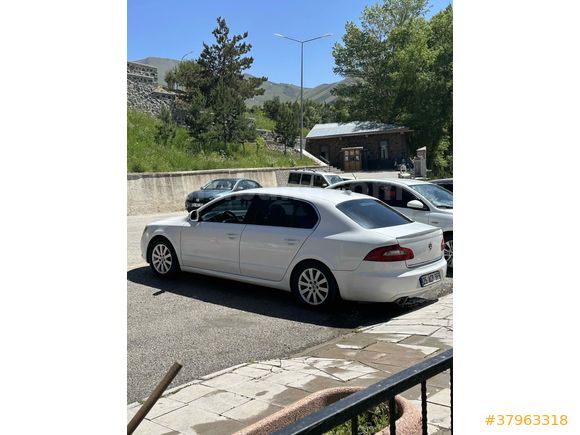 Sahibinden Skoda SuperB 1.4 TSI Comfort 2009 Model  303.000 km Beyaz