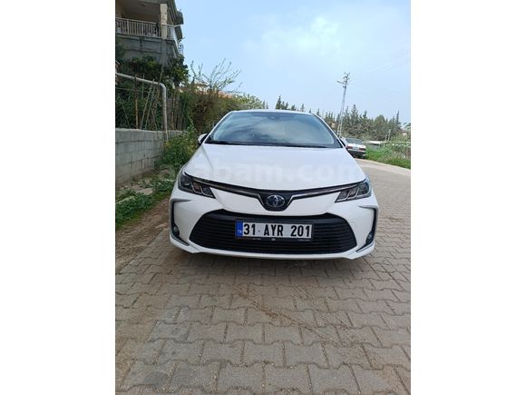 SAHİBİNDEN TOYOTA COROLLA 1.8 HYBRİD DREAM 2021 MODEL  100.000 KM BEYAZ