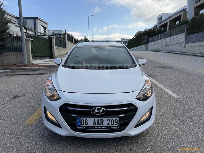 Galeriden Hyundai i30 1.6 CRDi Blue Drive 2015 Model Ankara 216.000 km Beyaz