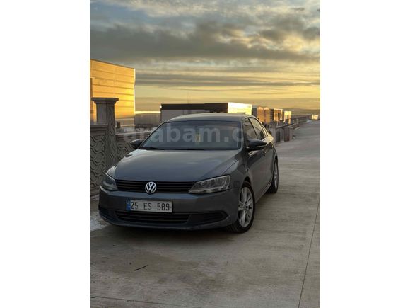 Sahibinden Volkswagen Jetta 1.2 TSi Trendline 2011 Model  180.000 km Gri (titanyum)