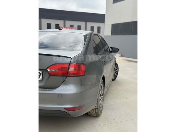 Sahibinden Volkswagen Jetta 1.2 TSi Trendline 2011 Model  180.000 km Gri (titanyum)
