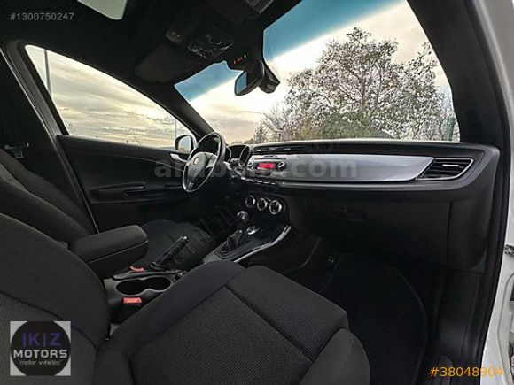 İKİZ MOTORS GİULİETTA 42BİN KM CAM TAVAN OTMATİK 170HP